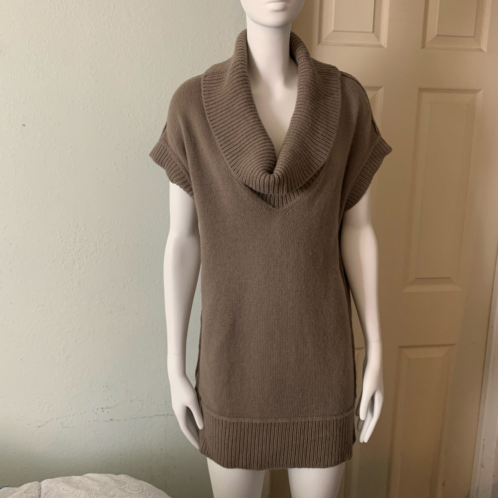 VINCE shortsleeved sweater